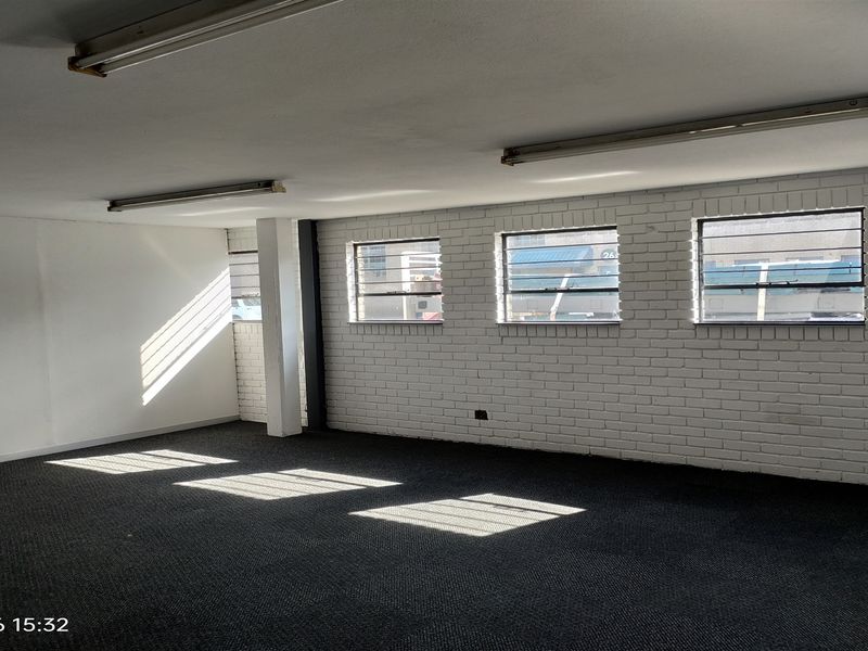 580m2  Warehouse  - TO LEASE - Photo 4