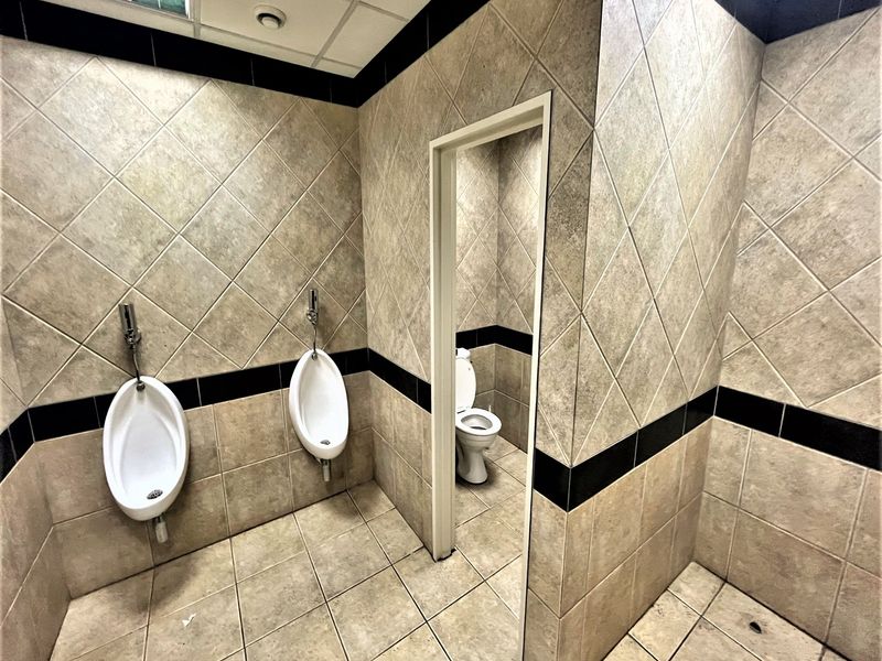 Office space to let in Parktown - Photo 8