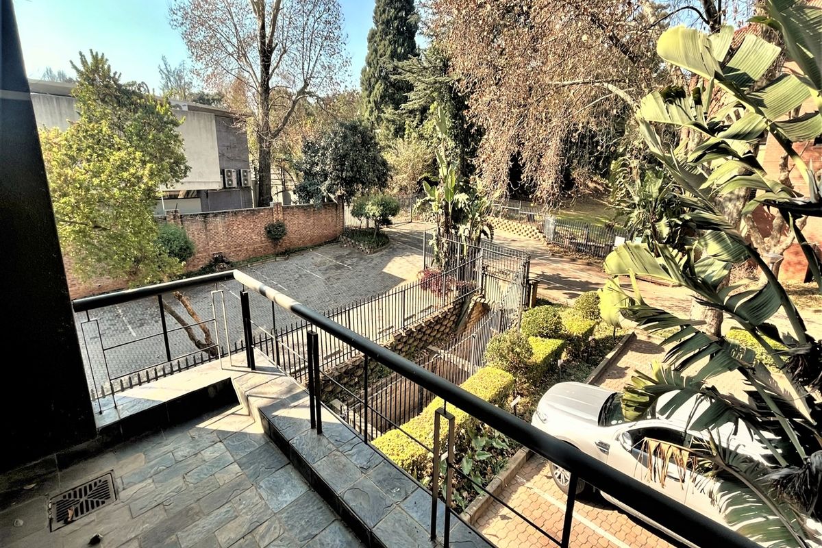 Office space to let in Parktown - Photo 4