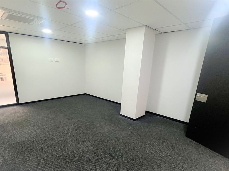 Office space to let in Parktown - Photo 6