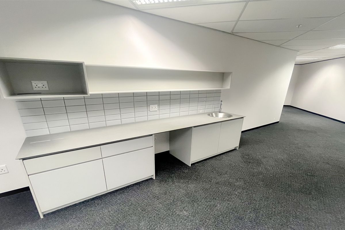 Office space to let in Parktown - Photo 5