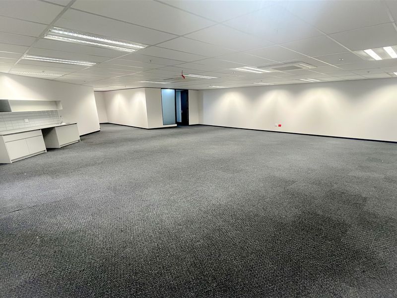 Office space to let in Parktown - Photo 4