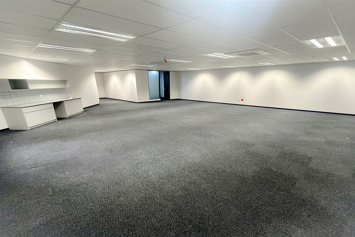 Office space to let in Parktown - Photo 4