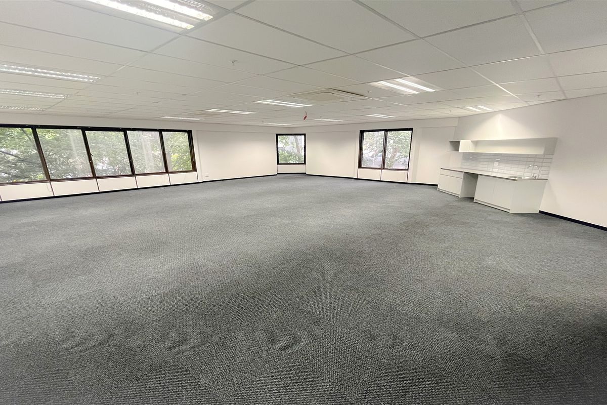 Office space to let in Parktown - Photo 2