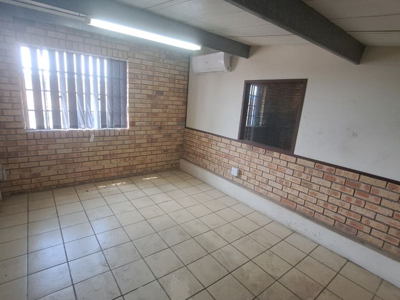 Limited Offer! 234m2 Workshop/Warehouse To Let in Alton North – 1 Month FREE Rental - Photo 7