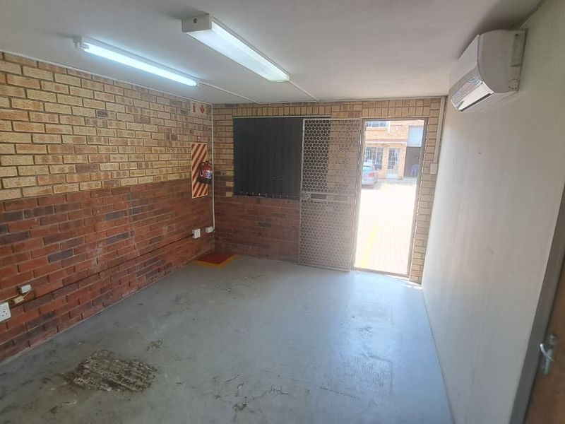 Limited Offer! 234m2 Workshop/Warehouse To Let in Alton North – 1 Month FREE Rental - Photo 3
