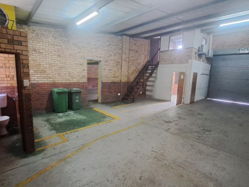 Limited Offer! 234m2 Workshop/Warehouse To Let in Alton North – 1 Month FREE Rental - Photo 2