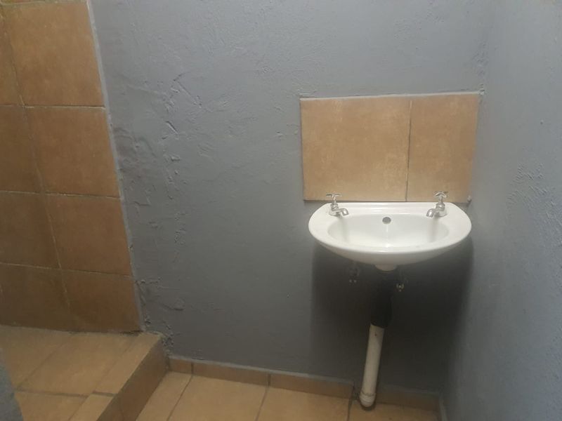 225m2 Warehouse TO LET in Clayville - Photo 6