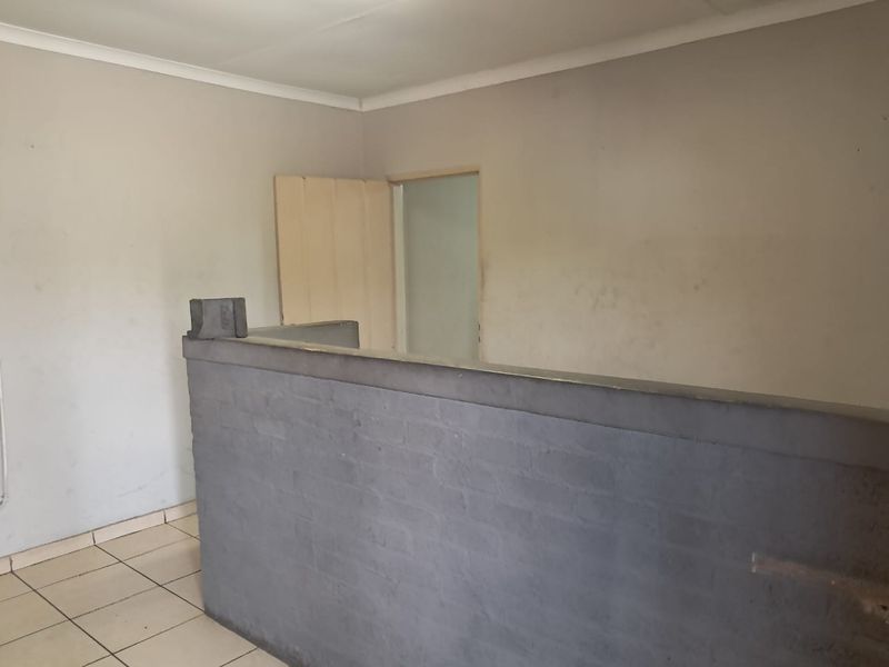 225m2 Warehouse TO LET in Clayville - Photo 3