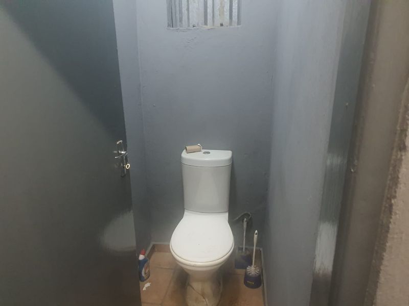 225m2 Warehouse TO LET in Clayville - Photo 4