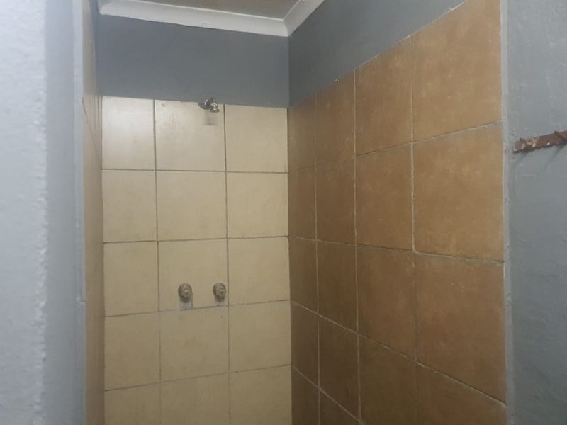 225m2 Warehouse TO LET in Clayville - Photo 5