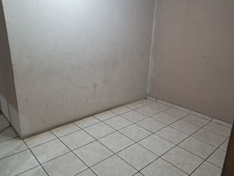 225m2 Warehouse TO LET in Clayville - Photo 10