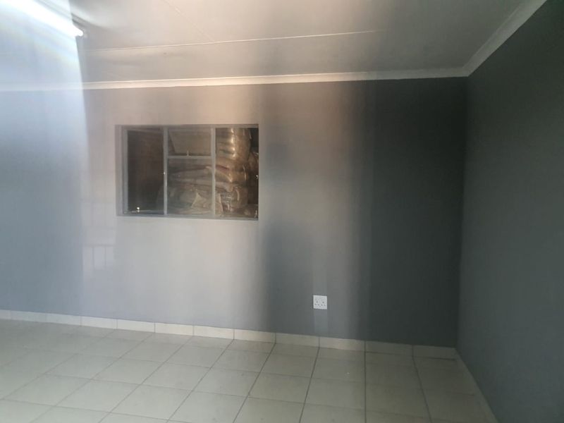 225m2 Warehouse TO LET in Clayville - Photo 8