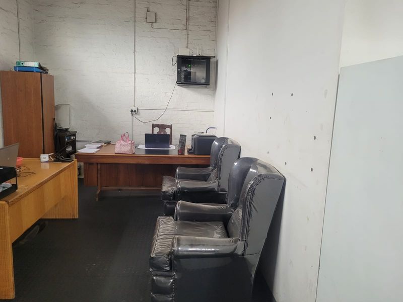 800m2  80 Amp Factory TO LET in Clayville - NO LOADSHEDDING - Photo 8