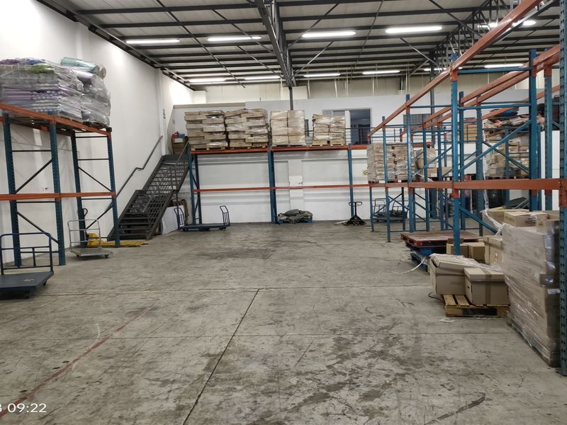 498m2  Warehouse  - TO LEASE - Photo 4
