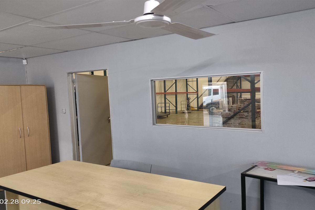 498m2  Warehouse  - TO LEASE - Photo 3