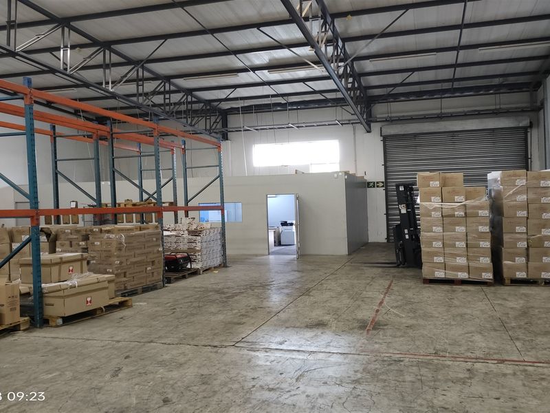 498m2  Warehouse  - TO LEASE - Photo 6