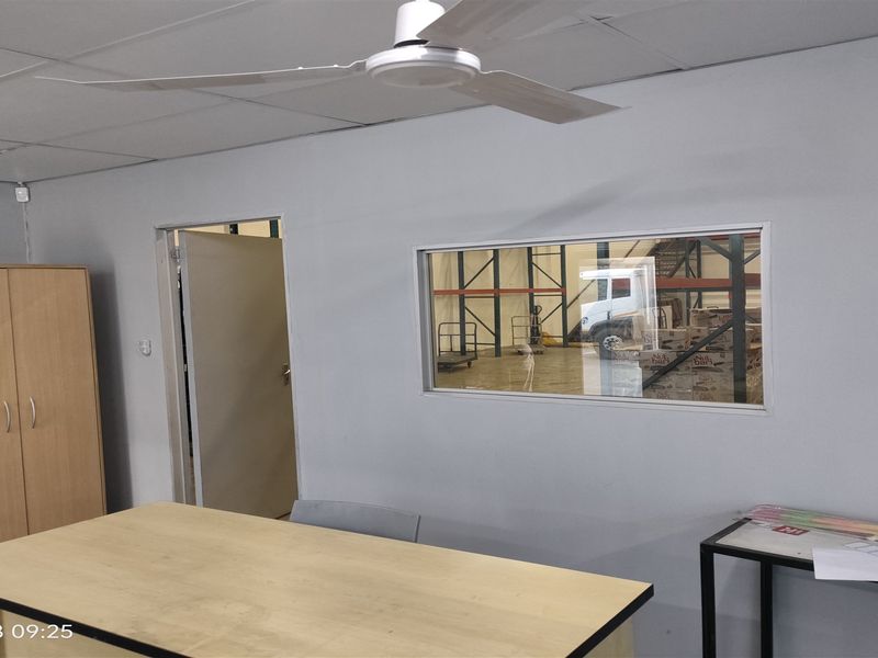 498m2  Warehouse  - TO LEASE - Photo 9