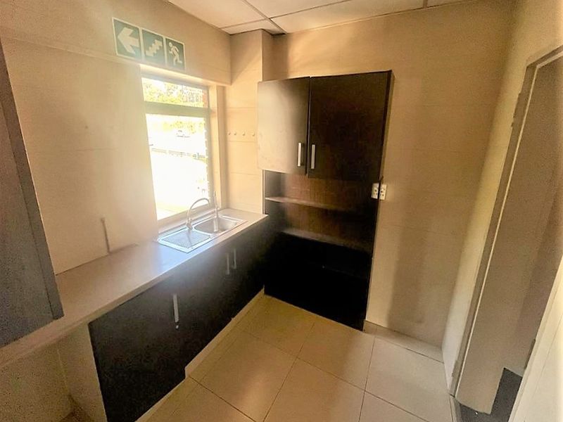 Office space to let in Parktown - Photo 7
