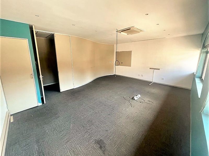 Office space to let in Parktown - Photo 6