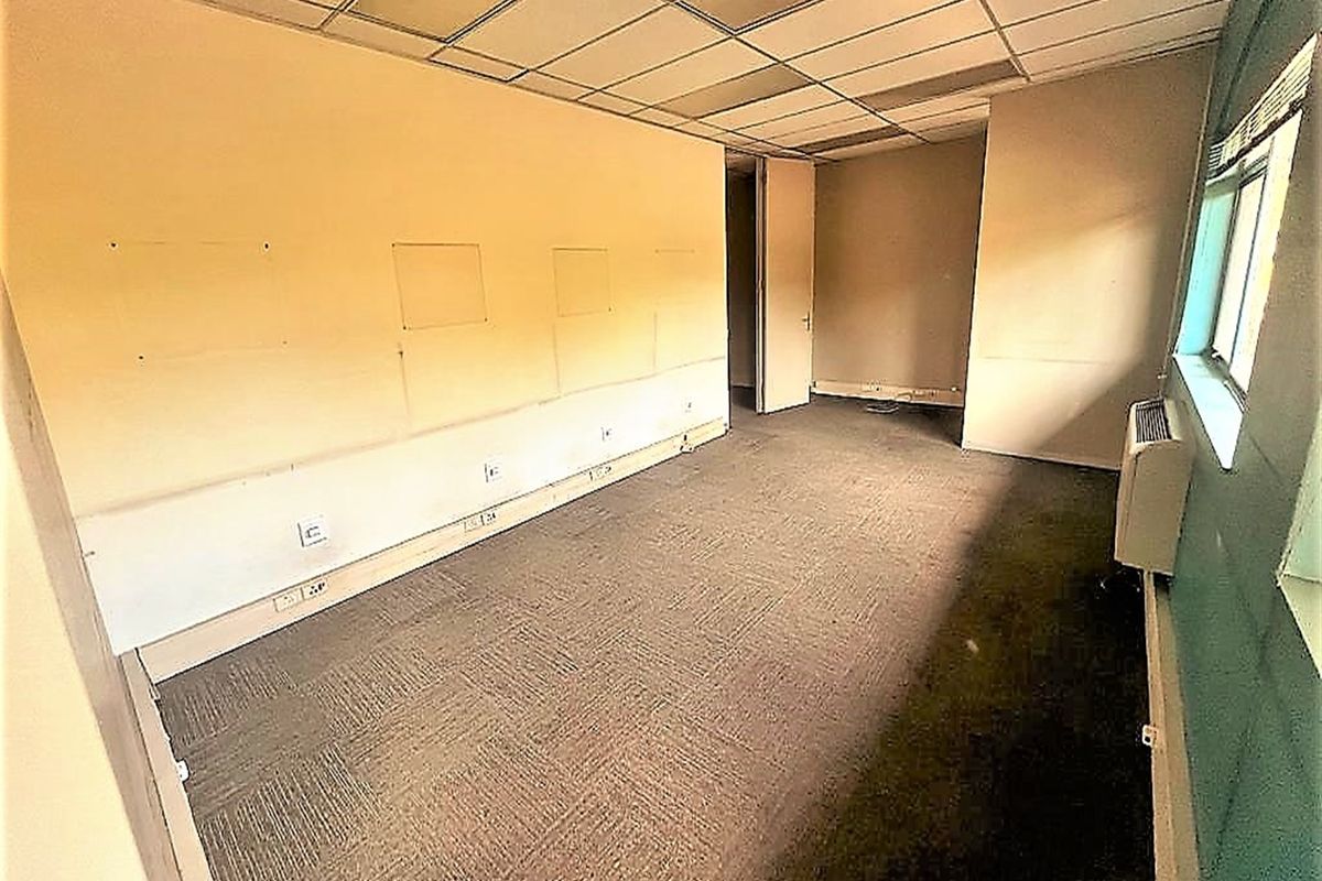 Office space to let in Parktown - Photo 5
