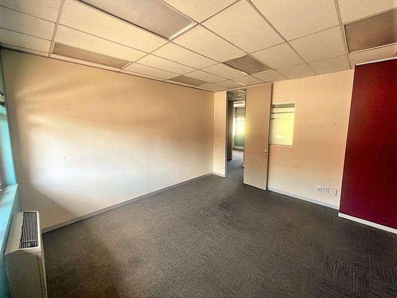 Office space to let in Parktown - Photo 3