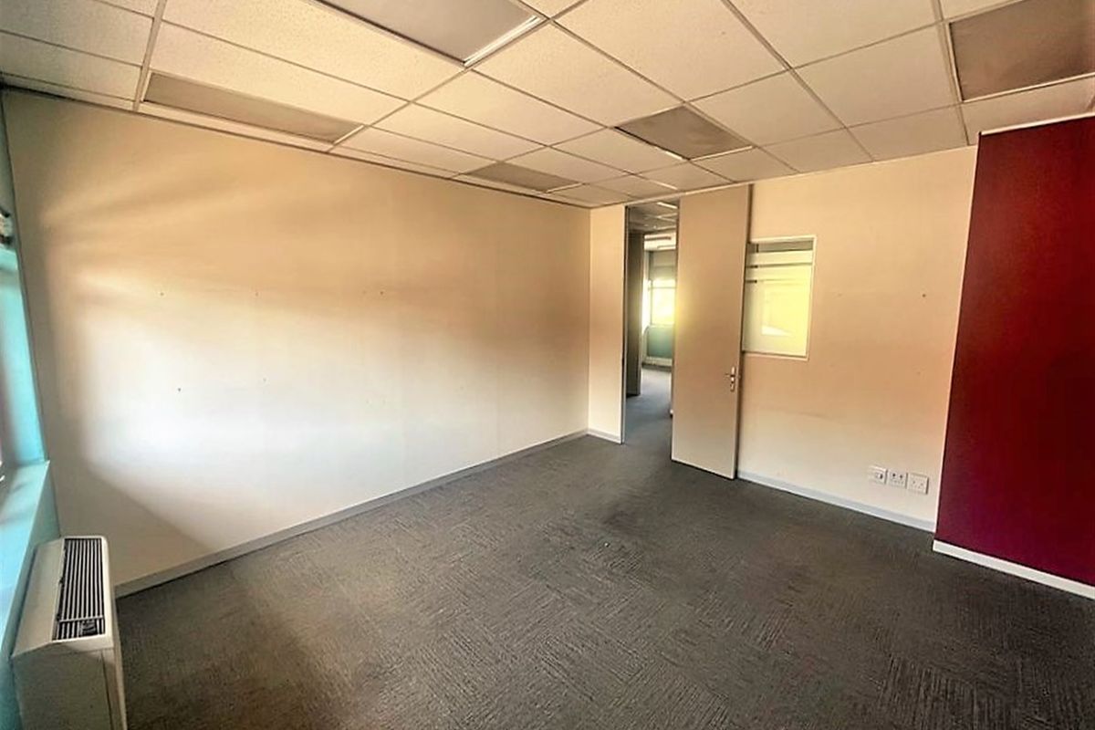 Office space to let in Parktown - Photo 3