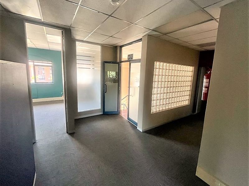 Office space to let in Parktown - Photo 2