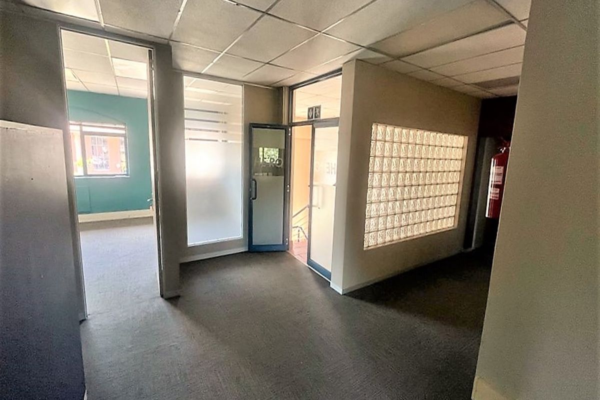 Office space to let in Parktown - Photo 2