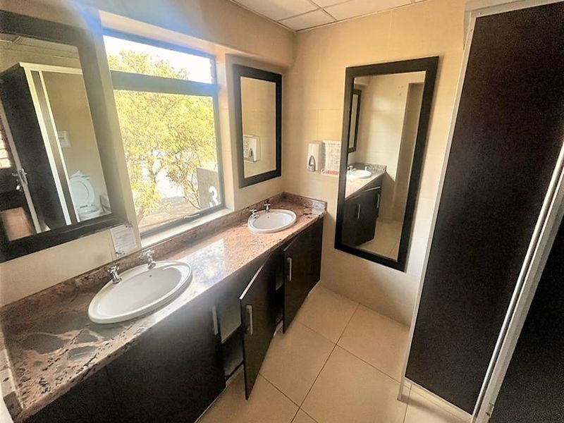 Office space to let in Parktown - Photo 8