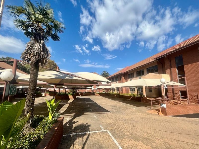 Office space to let in Parktown - Photo 10