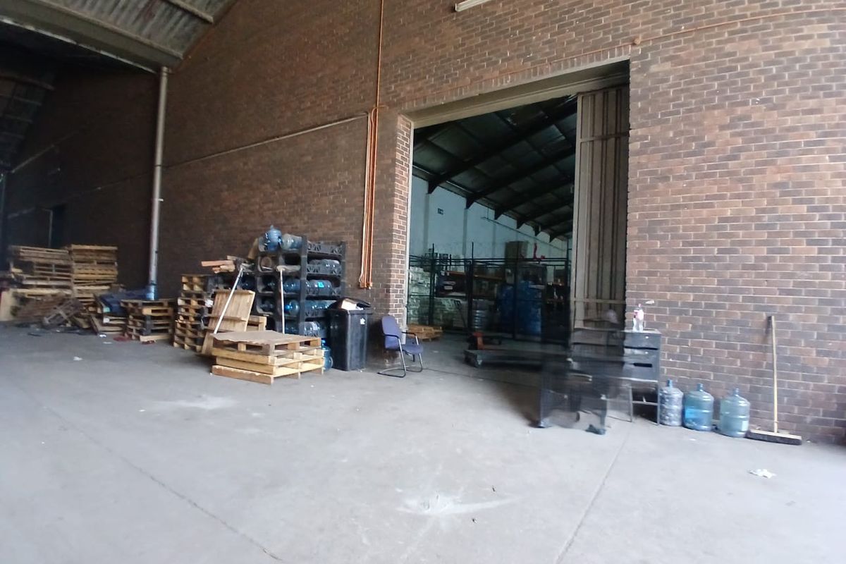 800m2 Prime Secure Warehouse for Rent - Photo 2