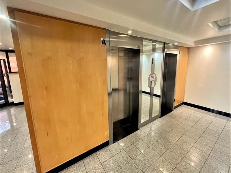 Office space to let in Parktown - Photo 8