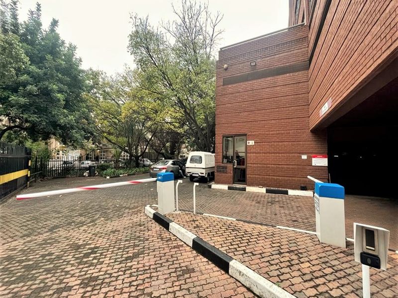 Office space to let in Parktown - Photo 10