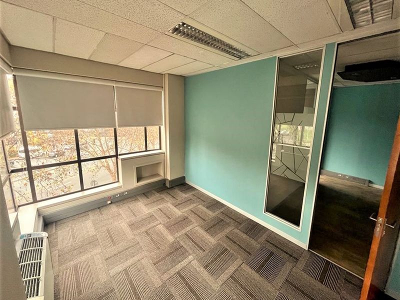 Office space to let in Parktown - Photo 6