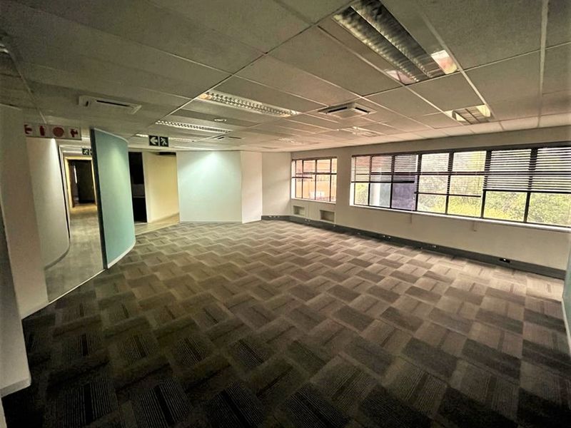 Office space to let in Parktown - Photo 2