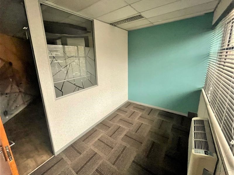 Office space to let in Parktown - Photo 5