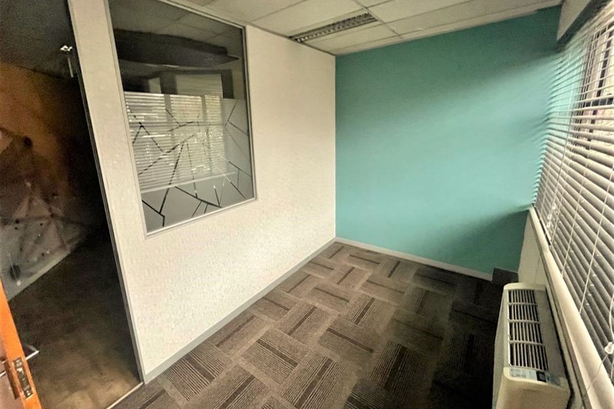 Office space to let in Parktown - Photo 5