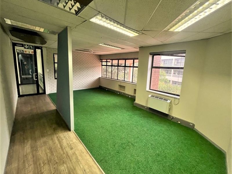 Office space to let in Parktown - Photo 3
