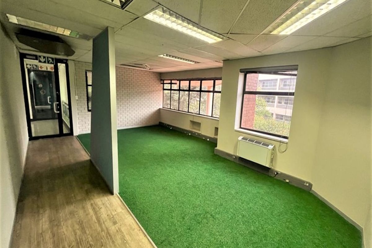 Office space to let in Parktown - Photo 3