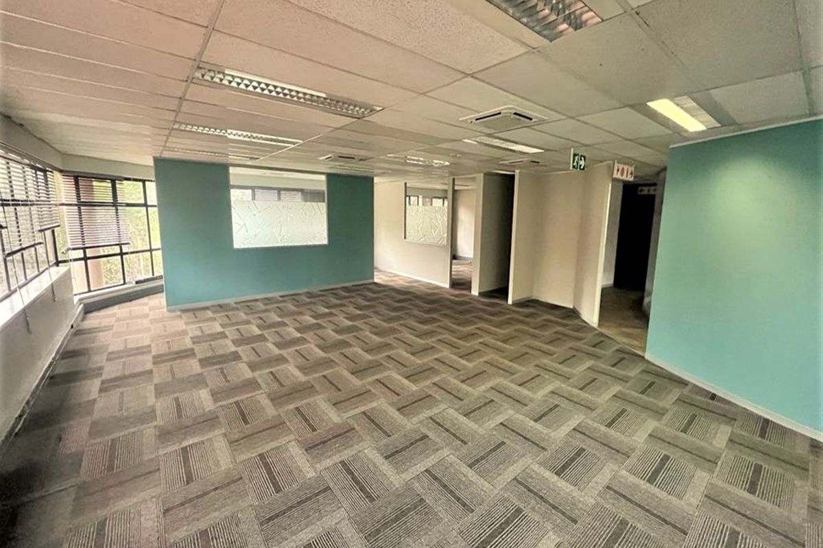 Office space to let in Parktown - Photo 4