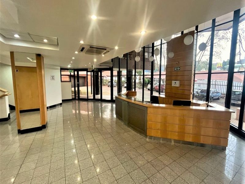 Office space to let in Parktown - Photo 7