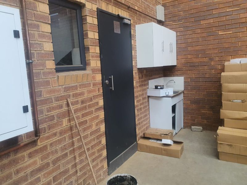 340m2 Warehouse TO LET in Clayville - Photo 8