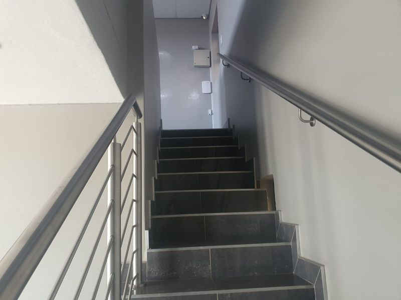 340m2 Warehouse TO LET in Clayville - Photo 7