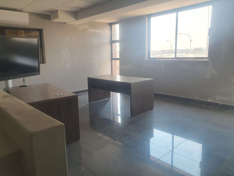 340m2 Warehouse TO LET in Clayville - Photo 6