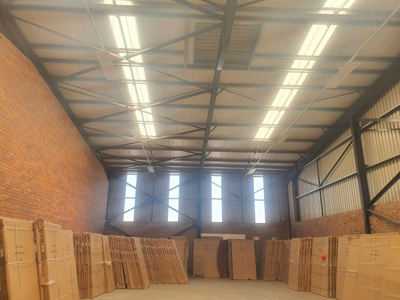 340m2 Warehouse TO LET in Clayville - Photo 2