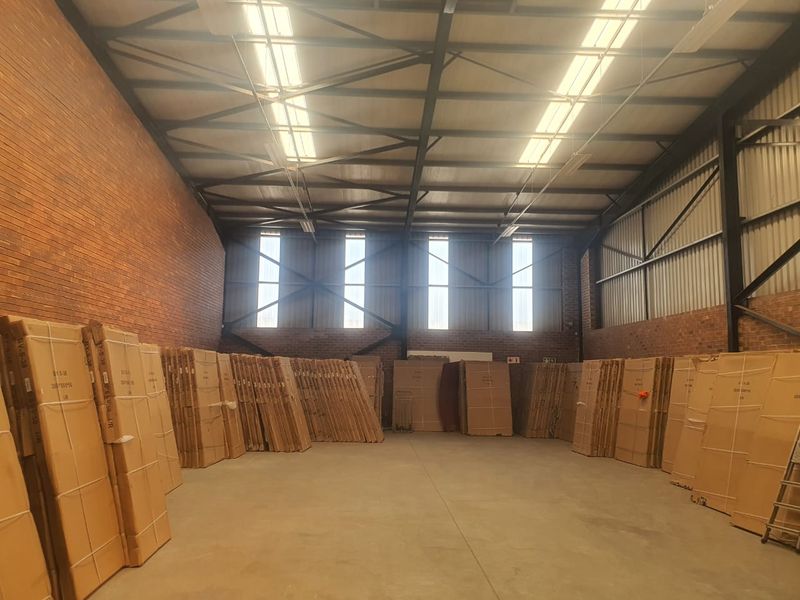 340m2 Warehouse TO LET in Clayville - Photo 4