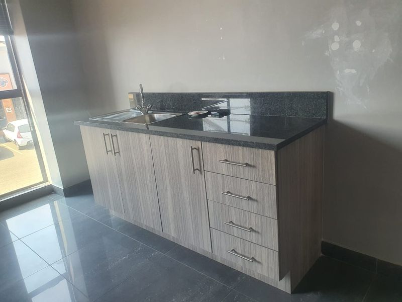 340m2 Warehouse TO LET in Clayville - Photo 5