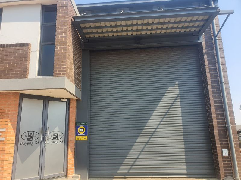 340m2 Warehouse TO LET in Clayville - Photo 1