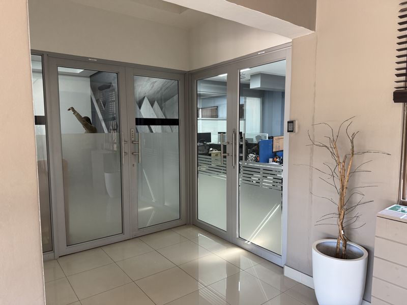Ground Floor offices to rent - Photo 3